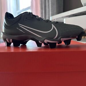 New in box Nike women’s hyperdiamond 4 keystone soccer cleats